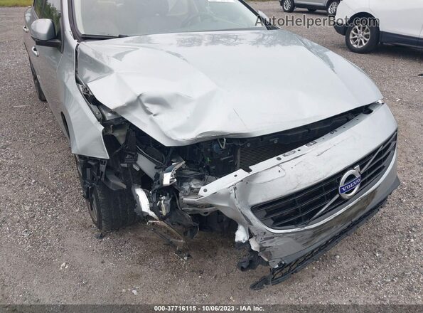 YV126MFL2J2453326 2018 VOLVO S60 Silver Widok z przodu