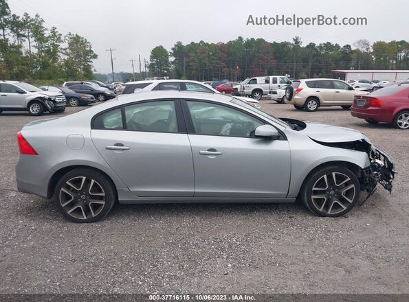 YV126MFL2J2453326 2018 VOLVO S60 Silver Widok wnętrza z tyłu