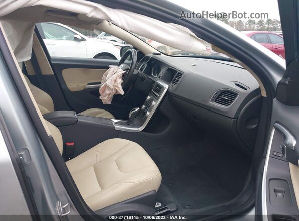 YV126MFL2J2453326 2018 VOLVO S60 Silver Widok wnętrza z przodu