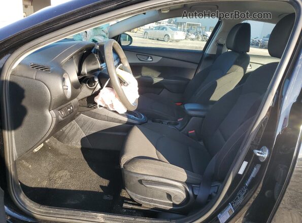 3KPF24AD5ME262767 2021 KIA FORTE Черный Вид салона спереди