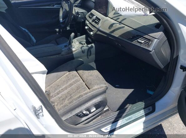 WBA13BJ00MCG44284 2021 BMW 5 SERIES White Widok wnętrza z przodu