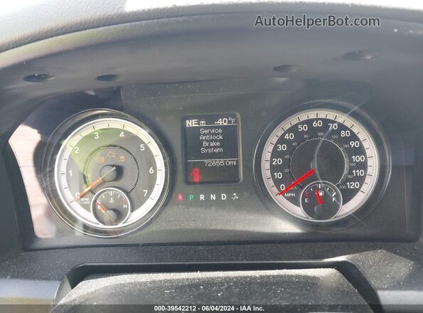 1C6RR7LTXJS202630 2018 RAM 1500 Silver Вид задніх сидінь
