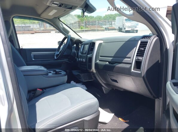 1C6RR7LTXJS202630 2018 RAM 1500 Silver Вид салону спереду