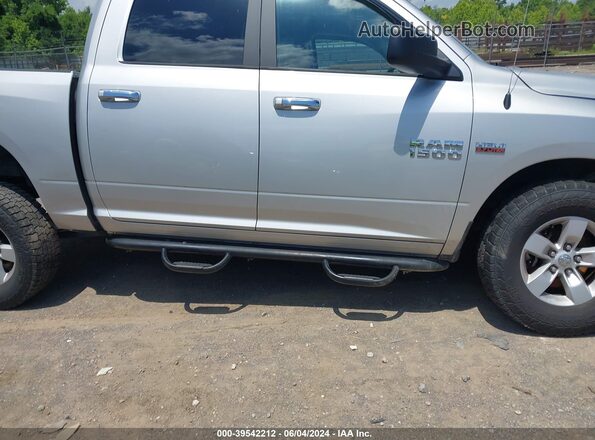 1C6RR7LTXJS202630 2018 RAM 1500 Silver Вид задньої частини салону