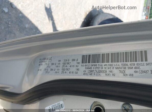 1C6RR7LTXJS202630 2018 RAM 1500 Silver Вид підкапотного простору