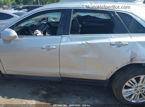 1GYKNFRS7KZ145045 2019 CADILLAC XT5 Silver Widok wnętrza z tyłu