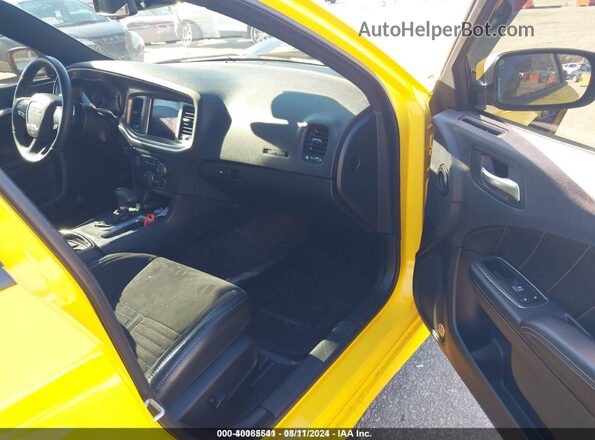 2C3CDXCT8HH620722 2017 DODGE CHARGER Желтый Вид салона спереди