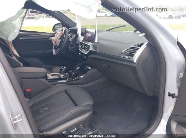 5UX33DT07R9V14782 2024 BMW X4 Gray წინა სალონის ხედი