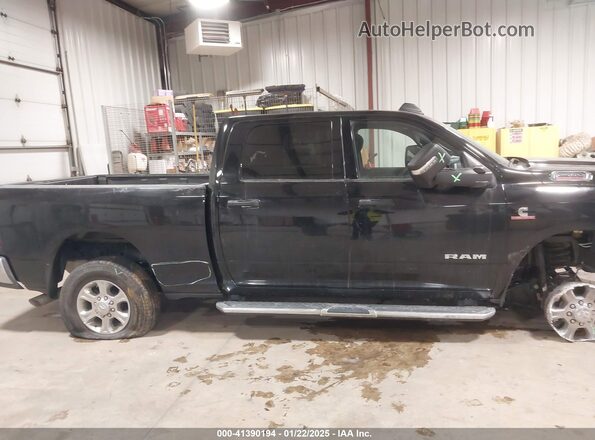 3C6UR5DL3RG247733 2024 RAM 2500 Black Вид задньої частини салону
