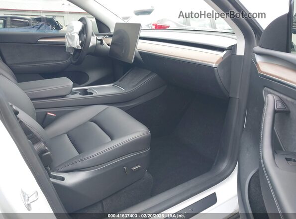 7SAYGDEE5RF117892 2024 TESLA MODEL Y Белый Вид салона спереди