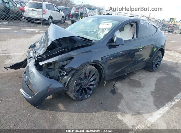 7SAYGDEF5RF039879 2024 TESLA MODEL Y Gray Przód lewy