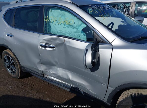 5N1AT2MV0JC850610 2018 NISSAN ROGUE Серебряный Вид спереди