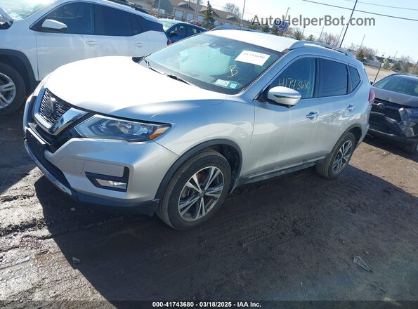 5N1AT2MV0JC850610 2018 NISSAN ROGUE Серебряный Передняя левая четверть