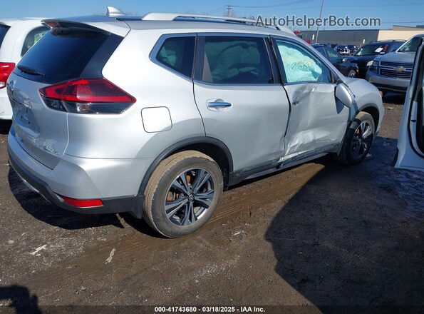 5N1AT2MV0JC850610 2018 NISSAN ROGUE Серебряный Задняя правая четверть