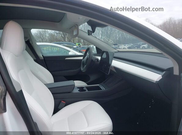7SAYGAEE2PF642162 2023 TESLA MODEL Y White Вид салону спереду