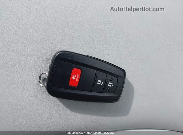 JTDL9MFU3M3030604 2021 TOYOTA LE White Vista del salpicadero