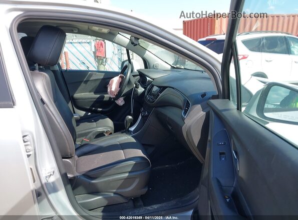 KL7CJPSB2MB326150 2021 CHEVROLET TRAX Silver Widok wnętrza z przodu