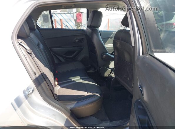 KL7CJPSB2MB326150 2021 CHEVROLET TRAX Silver Widok naklejki z numerem VIN