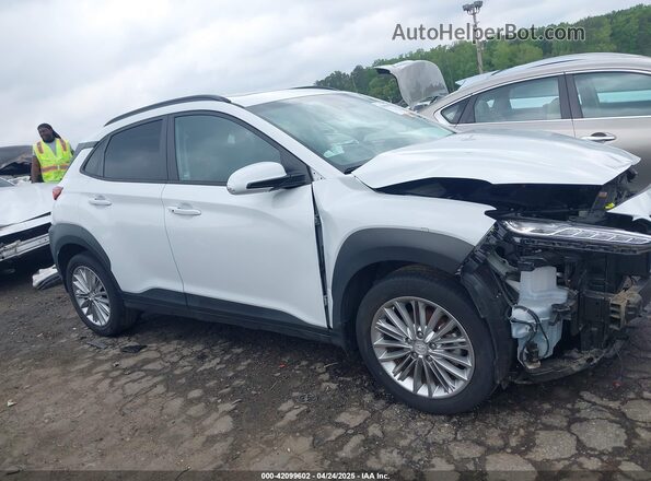 KM8K62AAXMU601100 2021 HYUNDAI KONA White Սալոնի 360 աստիճան տեսք