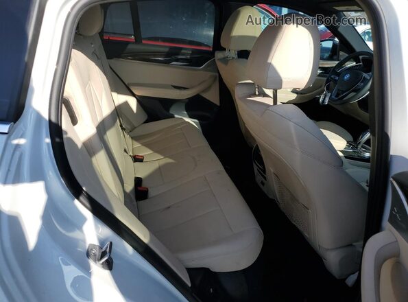 5UX2V1C08M9F44695 2021 BMW X4 White Widok tylnych siedzeń