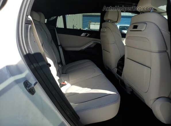 5UX33EX02R9U96529 2024 BMW X6 White Vista interior trasera
