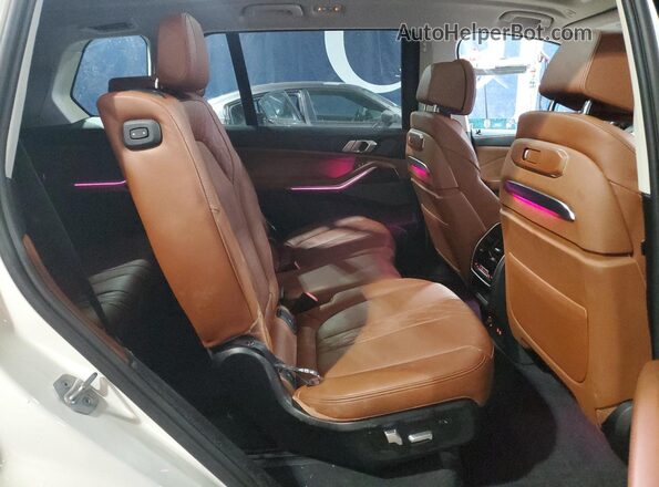 5UX23EM02R9S50015 2024 BMW X7 White Widok wnętrza z tyłu
