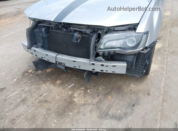 2C3CCABG4JH264070 2018 CHRYSLER 300 White Widok z przodu