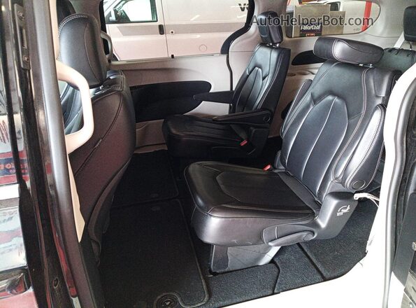 2C4RC1DGXMR555075 2021 CHRYSLER VOYAGER  Вид салона спереди
