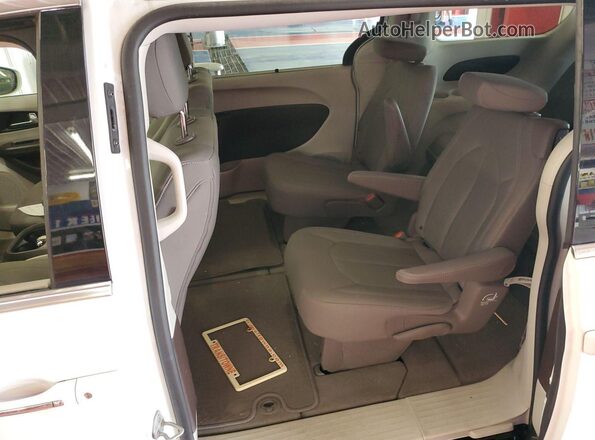 2C4RC1FG4LR136747 2020 CHRYSLER PACIFICA  Вид задньої частини салону