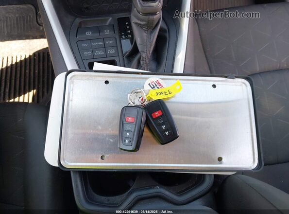 2T3P1RFVXMC202835 2021 TOYOTA LE Белый Вид панели приборов