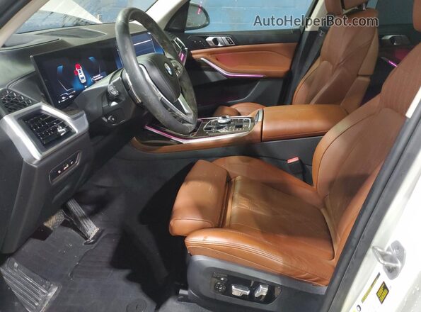 5UX23EM02R9S50015 2024 BMW X7 White Widok wnętrza z przodu