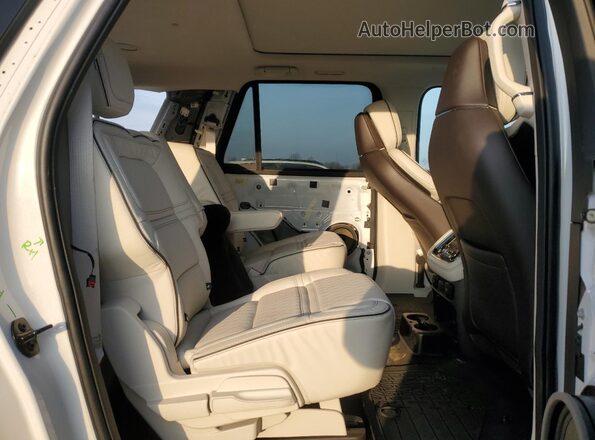 5LMJJ3TT1MEL15609 2021 LINCOLN NAVIGATOR Белый 