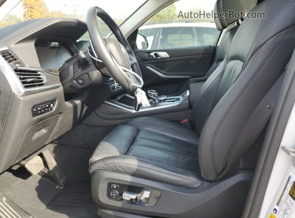 5UXCW2C02N9K79522 2022 BMW X7 White Front interior view