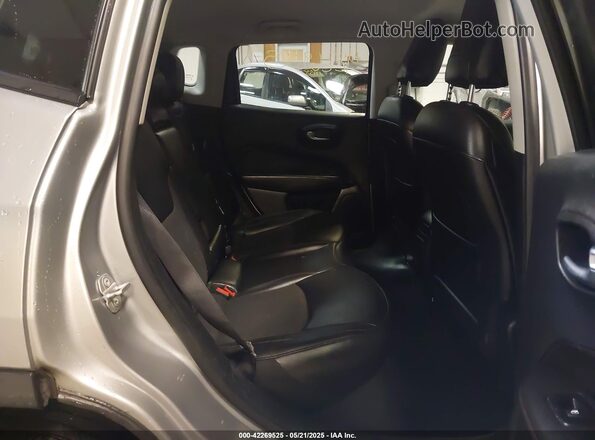 3C4NJDDB3MT587034 2021 JEEP COMPASS Silver VIN կոդի պիտակի տեսք
