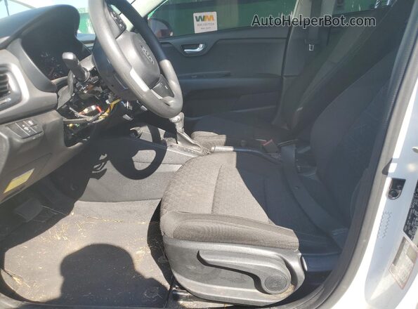 3KPA24AD8LE299398 2020 KIA RIO White Вид салону спереду