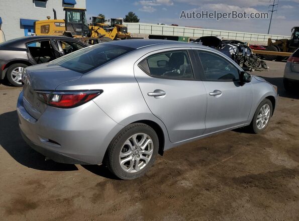 3MYDLBYV4HY157084 2017 TOYOTA YARIS Silver Задня права чверть
