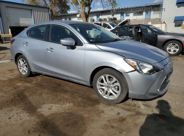 3MYDLBYV4HY157084 2017 TOYOTA YARIS Silver Передня права чверть