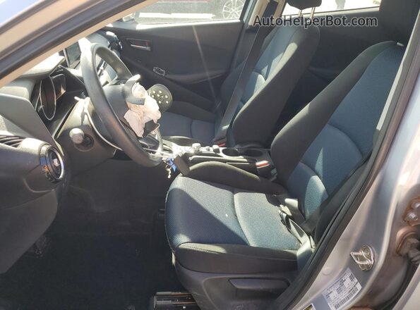 3MYDLBYV4HY157084 2017 TOYOTA YARIS Silver Вид салону спереду