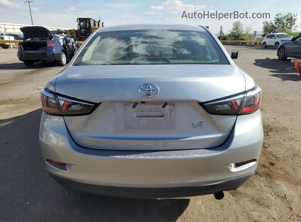 3MYDLBYV4HY157084 2017 TOYOTA YARIS Silver Вид ззаду