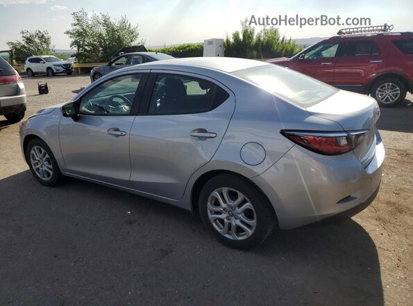 3MYDLBYV4HY157084 2017 TOYOTA YARIS Silver Задня ліва чверть