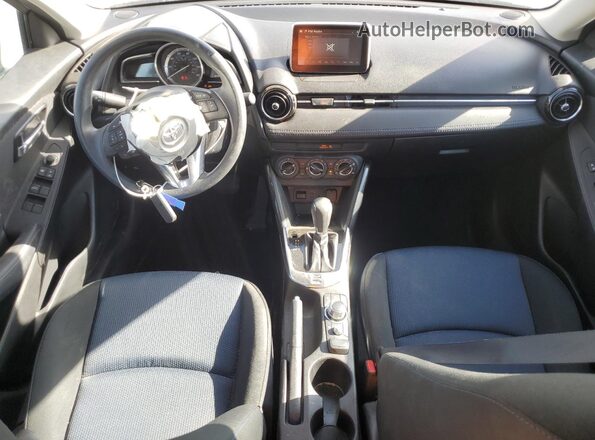 3MYDLBYV4HY157084 2017 TOYOTA YARIS Silver Вид панелі приладів