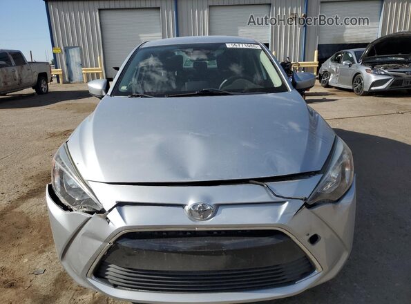 3MYDLBYV4HY157084 2017 TOYOTA YARIS Silver Вид спереду