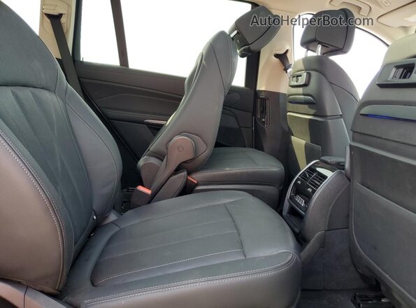 5UXCW2C02N9K79522 2022 BMW X7 White Rear interior view