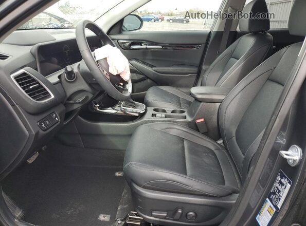 KNDETCA70R7537708 2024 KIA SELTOS Угольный Вид салона спереди