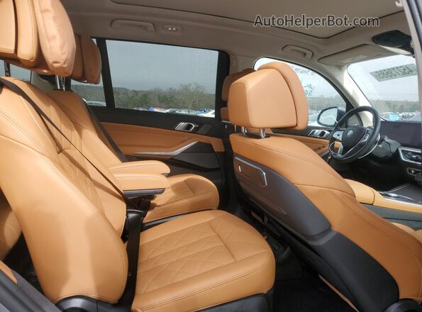 5UX23EM06R9V63276 2024 BMW X7 Gray Widok wnętrza z tyłu