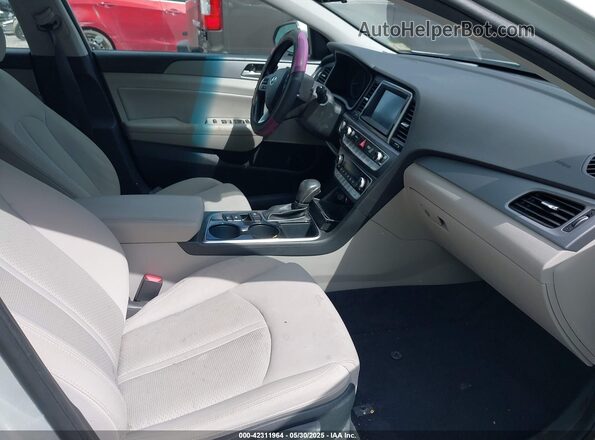 5NPE34AF2KH807147 2019 HYUNDAI SONATA Silver Widok wnętrza z przodu