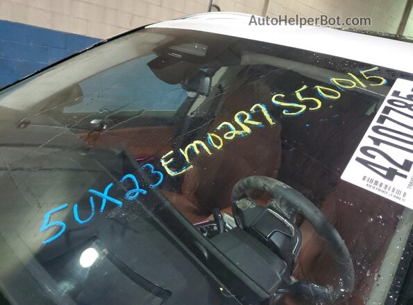 5UX23EM02R9S50015 2024 BMW X7 White Widok naklejki z numerem VIN
