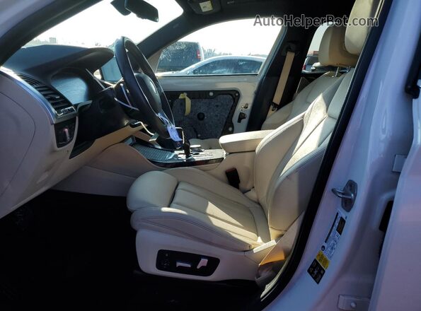 5UX2V1C08M9F44695 2021 BMW X4 White Widok wnętrza z przodu