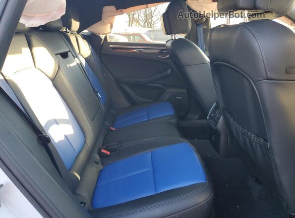 WP1AG2A54PLB35690 2023 PORSCHE MACAN Белый Вид задней части салона