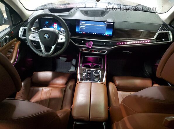5UX23EM02R9S50015 2024 BMW X7 White Widok deski rozdzielczej